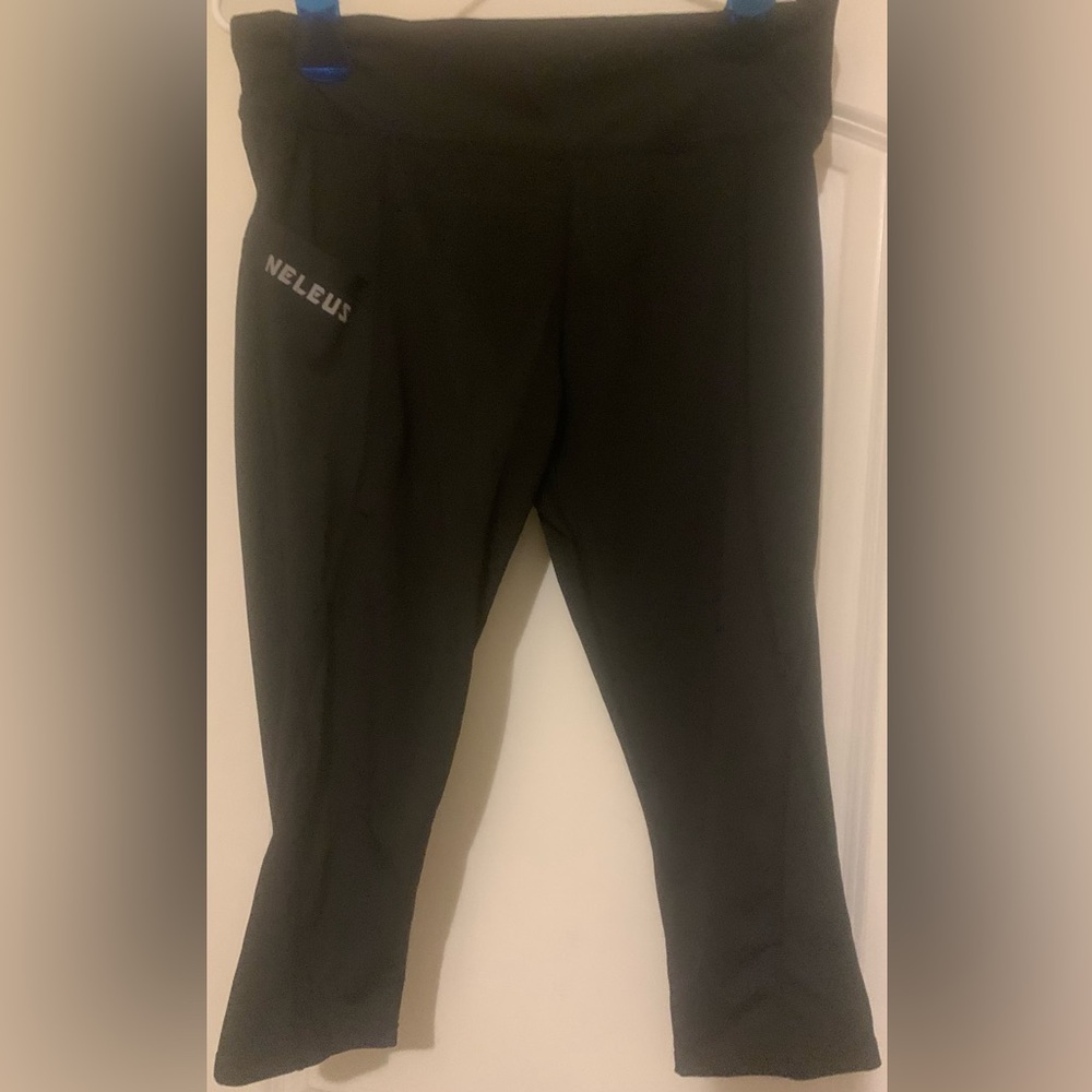 Women’s black sports 3/4 length leggings with pockets